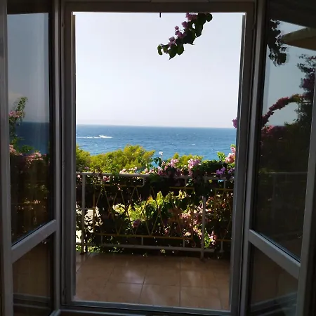 Lalic - A Spacious Three Bedroom With A Sea View