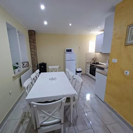Lalic - A Spacious Three Bedroom With A Sea View *