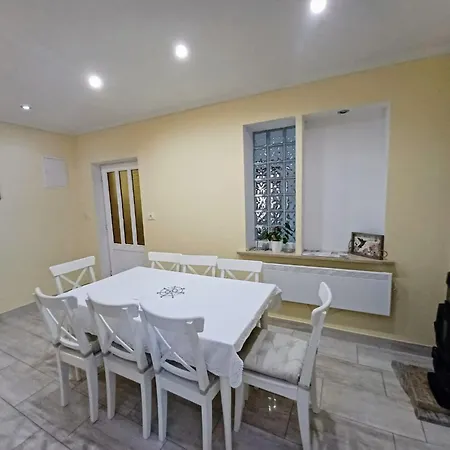 Appartamento Lalic - A Spacious Three Bedroom With A Sea View