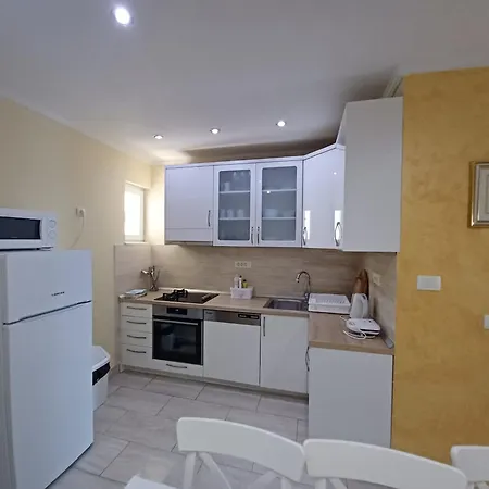Lalic - A Spacious Three Bedroom With A Sea View