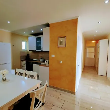 Lalic - A Spacious Three Bedroom With A Sea View Tučepi