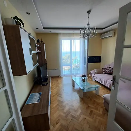 Lalic - A Spacious Three Bedroom With A Sea View