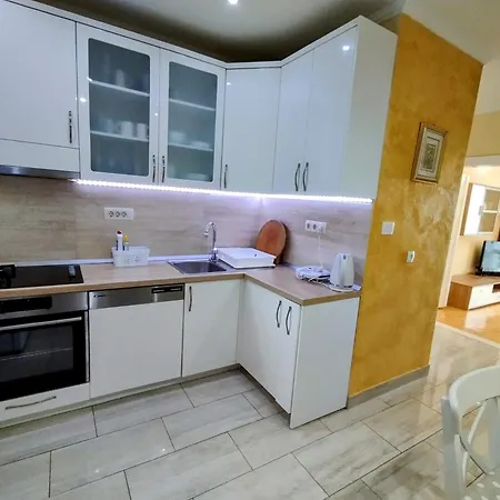 Appartamento Lalic - A Spacious Three Bedroom With A Sea View