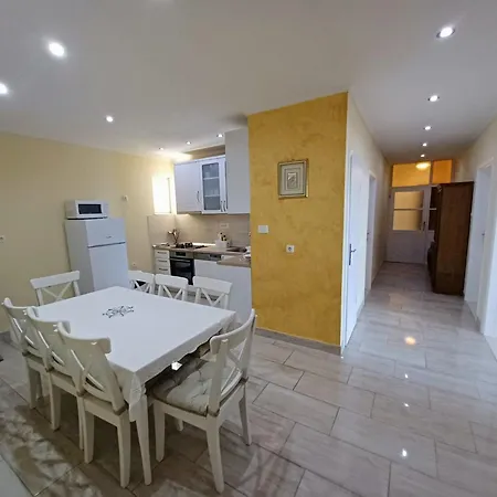 Appartamento Lalic - A Spacious Three Bedroom With A Sea View *